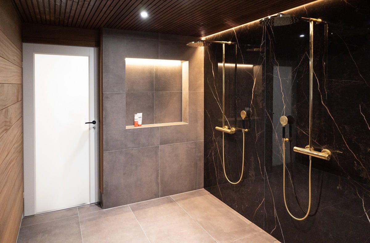 Bellissima illuminazione soffusa per dormitori con strip LED e faretti a soffitto. © LedStore.fi